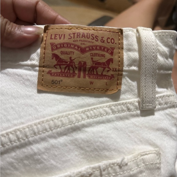 Levi's White Jean Shorts Distressed Raw-Edge - Picture 12 of 12